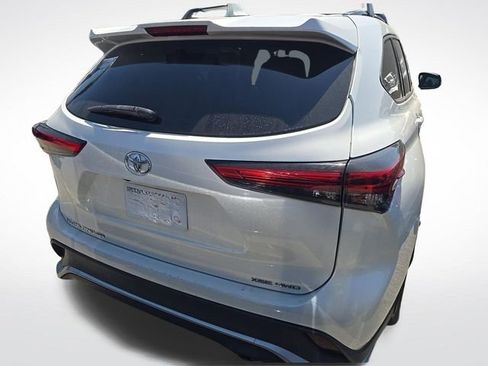 Used 2021 Toyota Highlander XSE AWD/4WD image 3