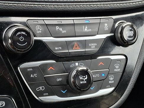 Used 2025 Chrysler Pacifica Limited FWD image 17