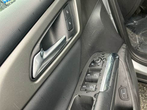 Used 2025 Chevrolet Traverse LT image 11