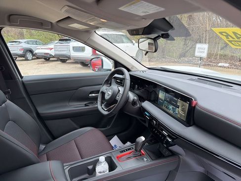 Used 2025 Nissan Kicks SR FWD image 12