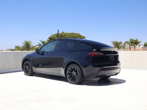 Used 2021 Tesla Model Y Long Range AWD/4WD image 3
