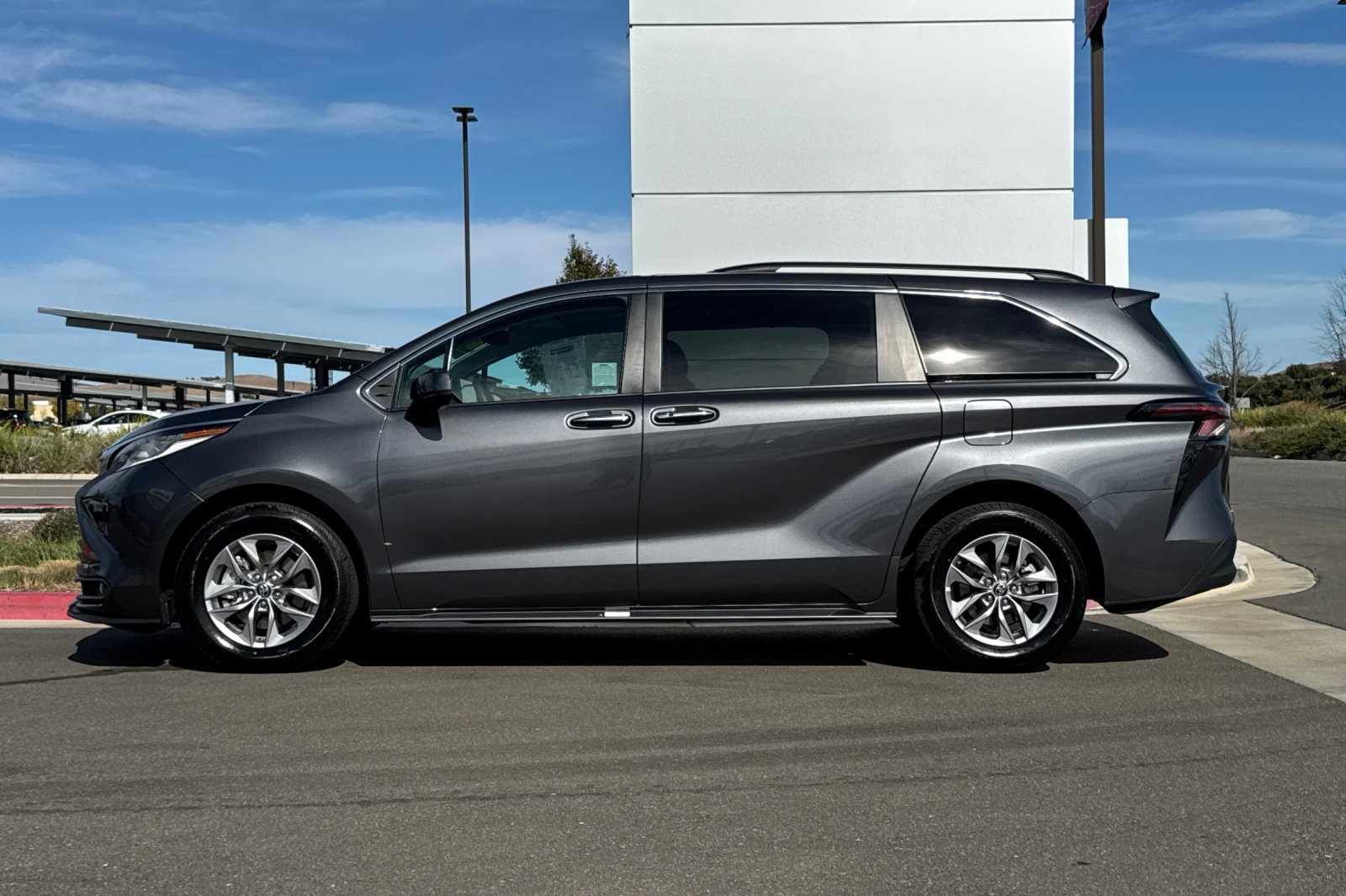 Used 2025 Toyota Sienna XLE FWD image 7