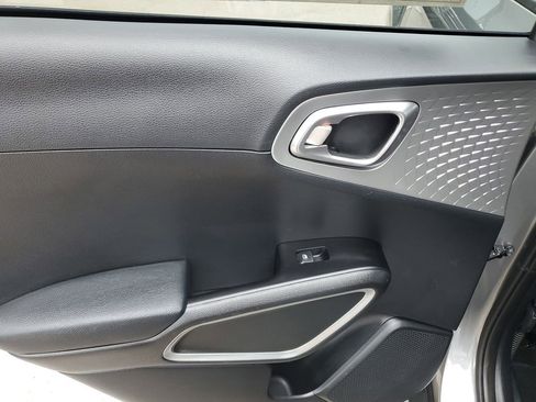 Used 2023 Kia Soul LX w/ LX Technology Package FWD image 16