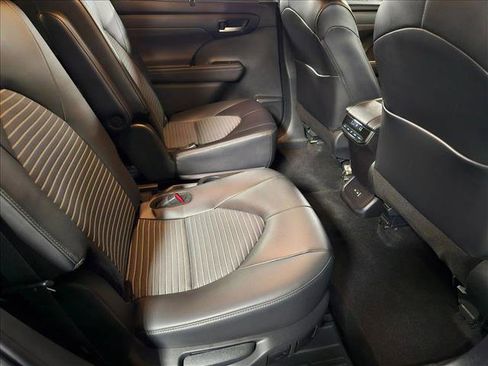 Used 2024 Toyota Highlander XSE FWD image 18