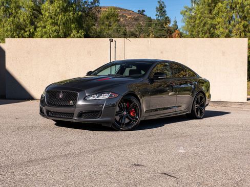 Used 2017 Jaguar XJ R RWD image 9