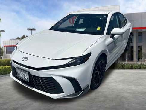 Used 2025 Toyota Camry SE w/ Convenience Package FWD image 3