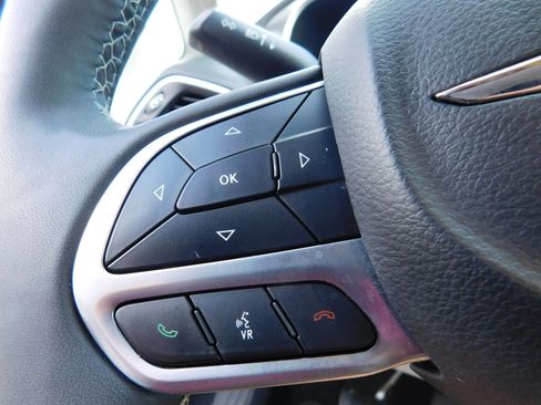 Used 2024 Chrysler Pacifica Touring-L FWD image 25