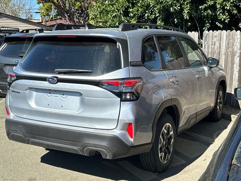 Used 2025 Subaru Forester Premium image 5