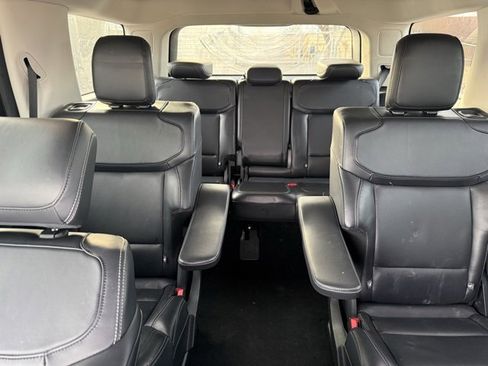 Used 2025 Ford Expedition Platinum image 9