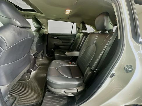 Used 2023 Toyota Highlander XLE FWD image 25