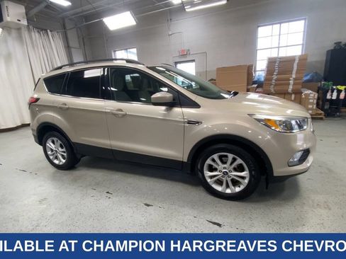 Used 2018 Ford Escape SE FWD image 2