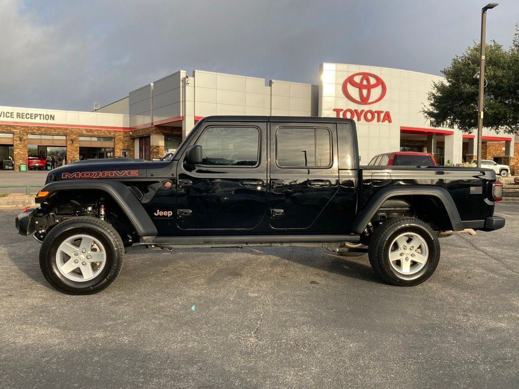 Used 2025 Jeep Gladiator Mojave w/ Convenience Group AWD/4WD image 7