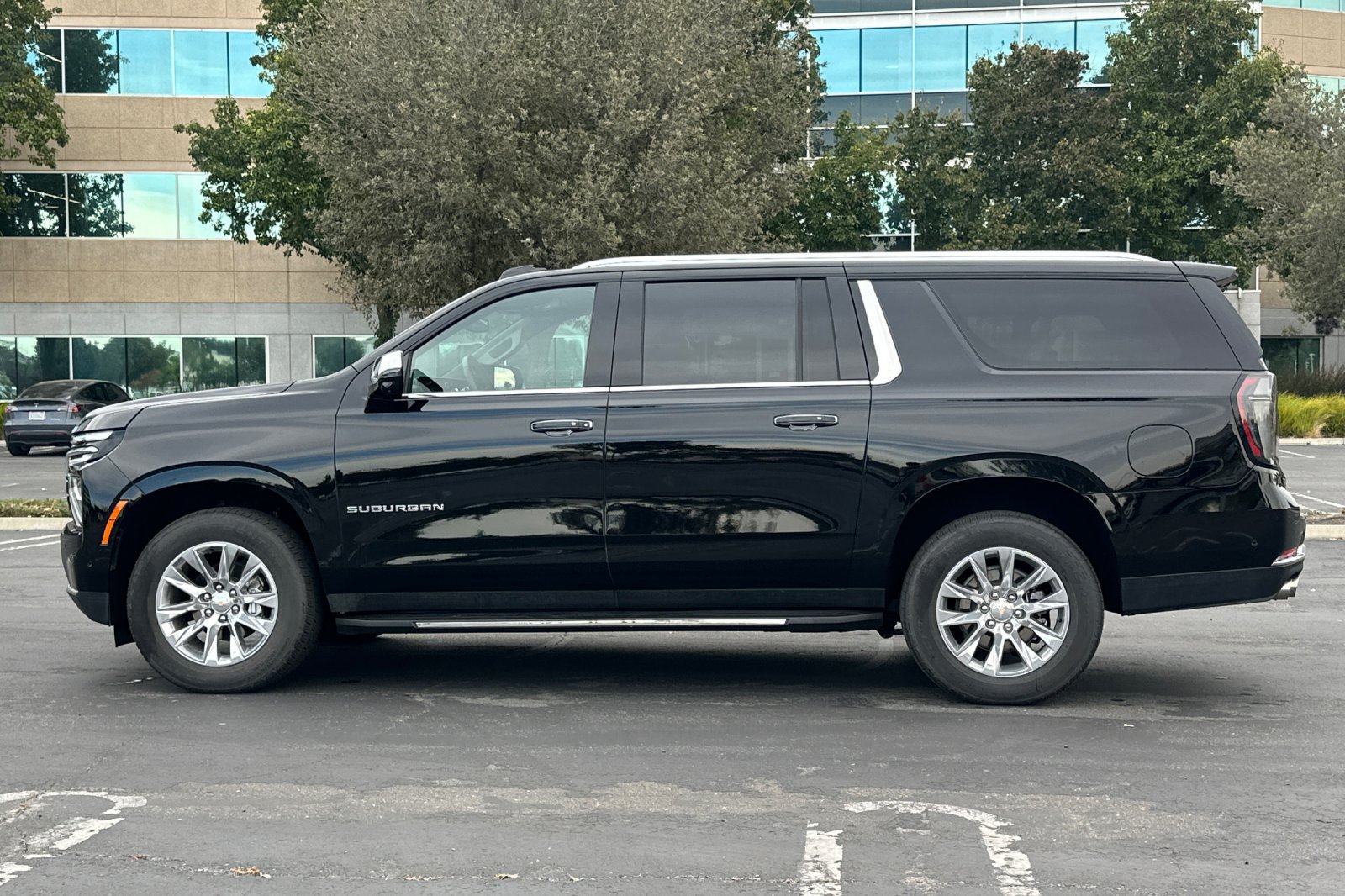 Used 2026 Chevrolet Suburban Premier AWD/4WD image 7