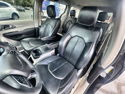 Used 2022 Chrysler Pacifica Touring-L FWD image 11