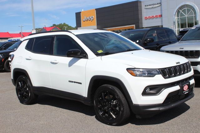 Used 2025 Jeep Compass Latitude w/ Convenience Group AWD/4WD image 1