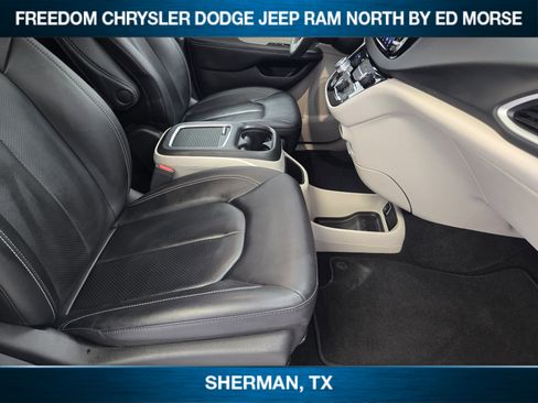 Used 2024 Chrysler Pacifica Touring-L image 9