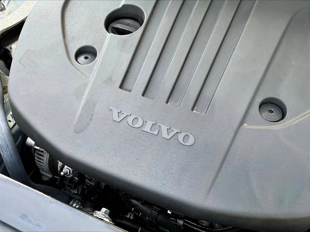 Used 2023 Volvo XC60 B5 Plus AWD/4WD image 29
