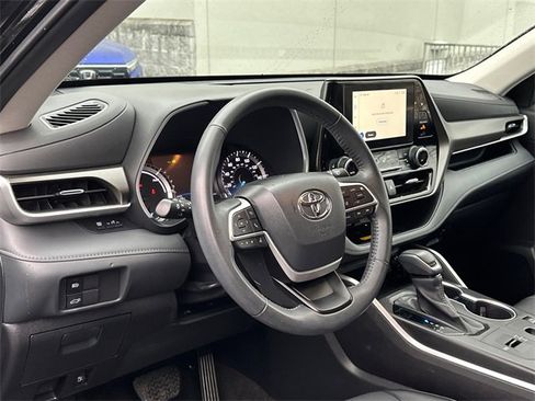 Certified 2023 Toyota Highlander XLE image 19
