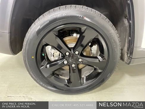 Used 2024 Jeep Grand Cherokee Limited w/ Black Appearance Package AWD/4WD image 10