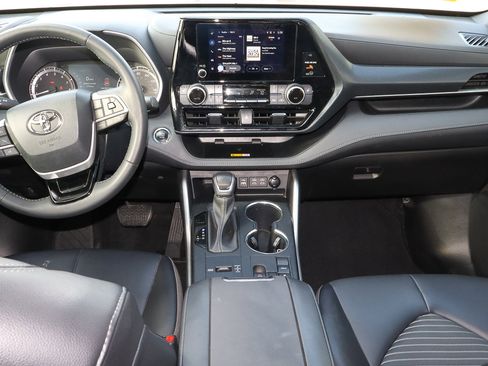 Used 2023 Toyota Highlander XSE image 11
