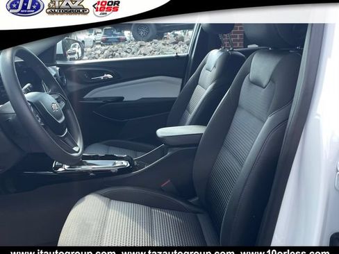 Used 2025 Chevrolet Trax LT FWD image 9