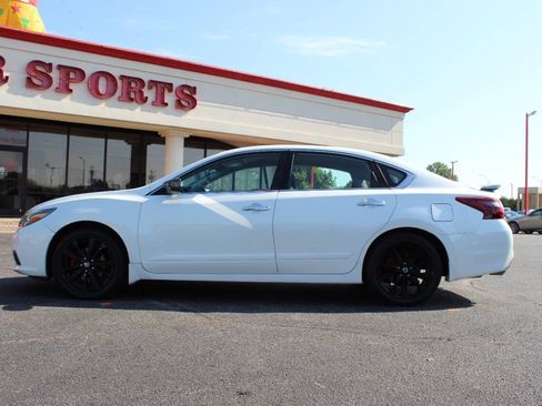 Used 2017 Nissan Altima 2.5 SR w/ Midnight Edition Package FWD image 6