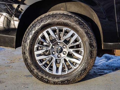 Used 2025 Chevrolet Suburban Z71 image 13