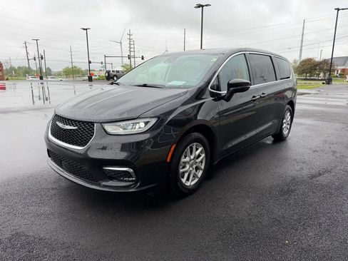 Used 2023 Chrysler Pacifica Touring-L FWD image 1