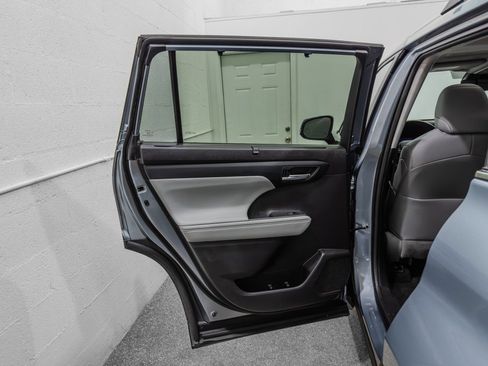 Used 2023 Toyota Highlander XLE AWD/4WD image 18