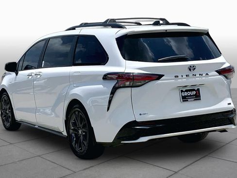 Used 2025 Toyota Sienna XSE FWD image 12