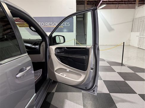 Used 2017 Dodge Grand Caravan SXT image 27