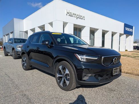 Certified 2025 Volvo XC40 B5 Plus image 2