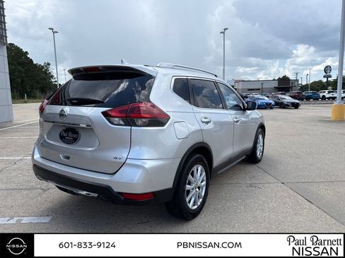 Used 2018 Nissan Rogue SV FWD image 4