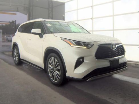 Used 2020 Toyota Highlander Platinum FWD image 4