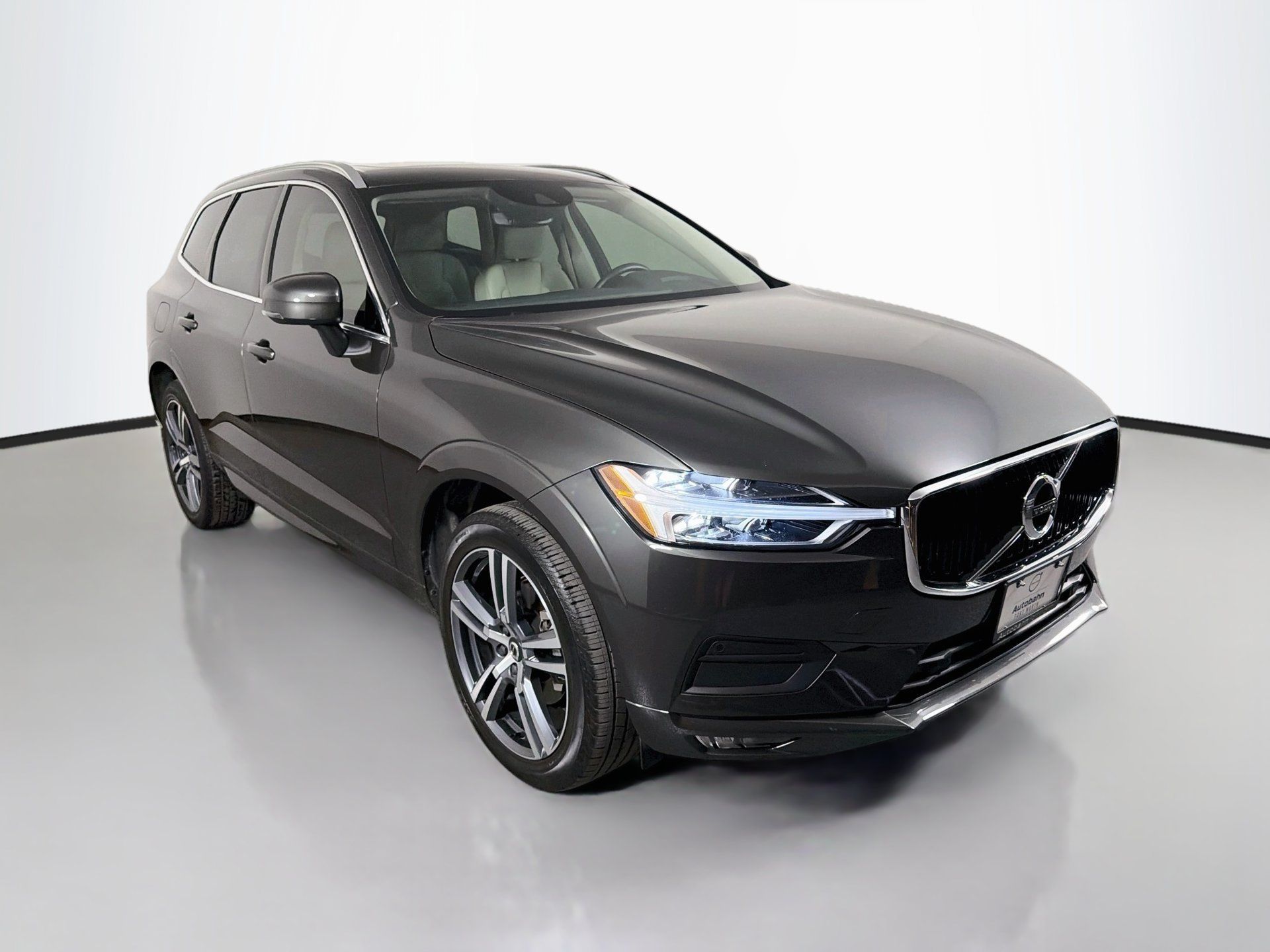 Used 2021 Volvo XC60 T5 Momentum w/ Premium Package FWD image 3