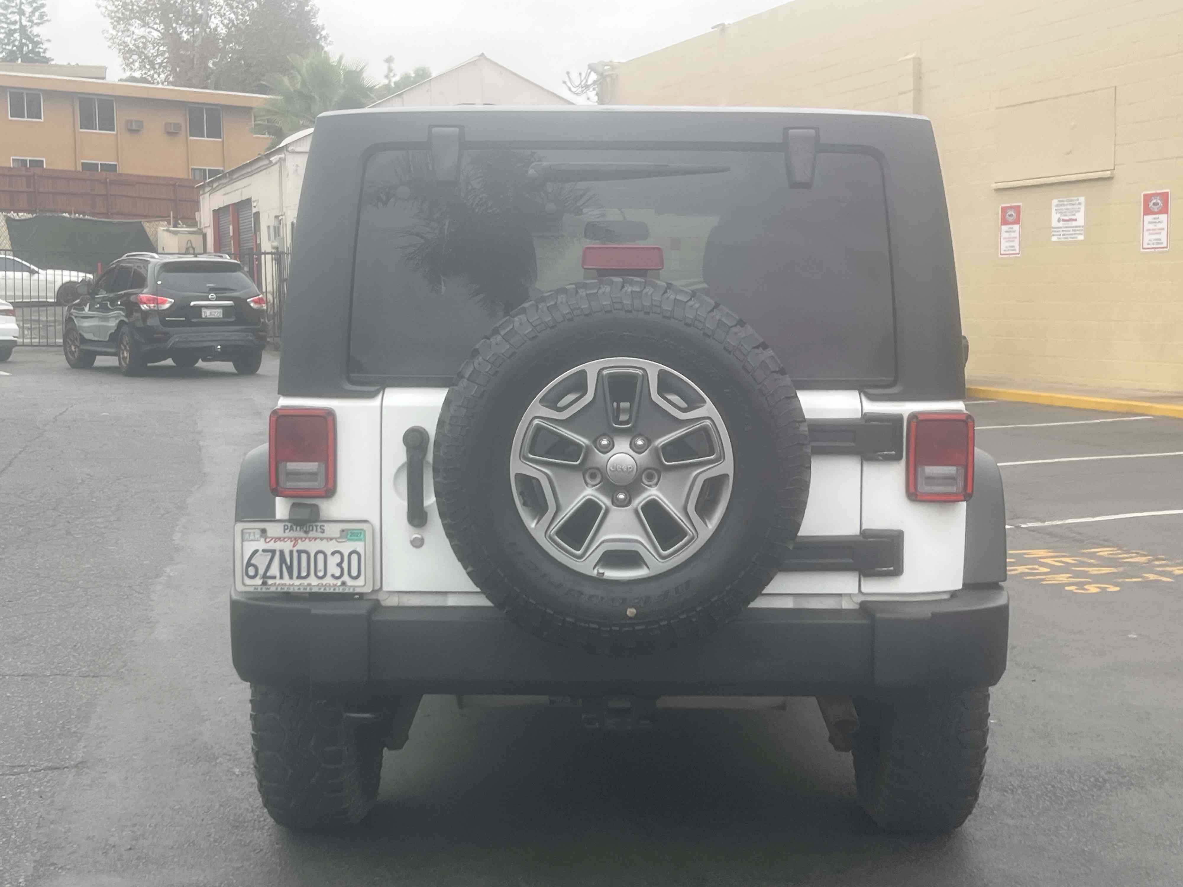 Used 2013 Jeep Wrangler Unlimited Rubicon w/ Connectivity Group AWD/4WD image 4