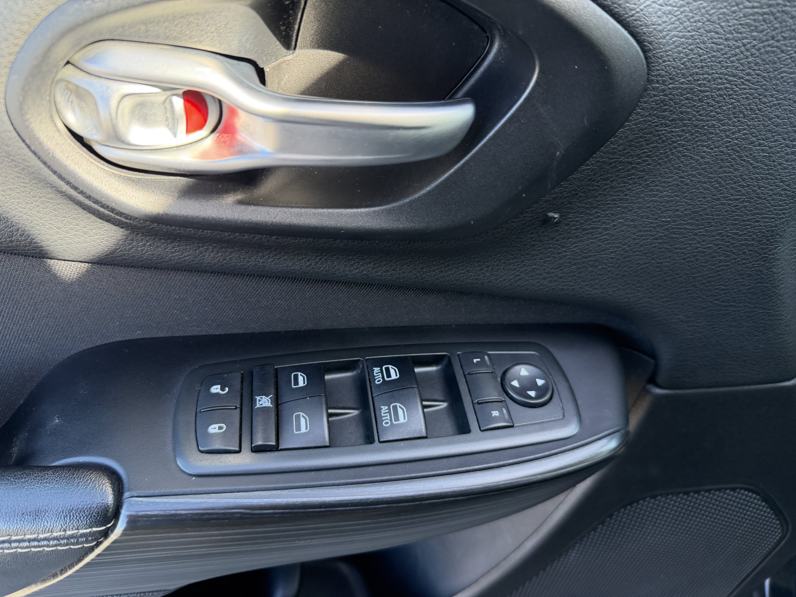 Used 2015 Jeep Cherokee Latitude FWD image 15
