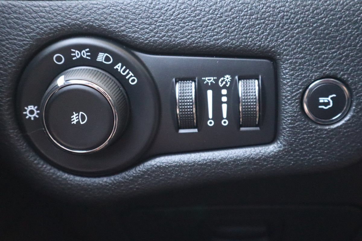 Used 2020 Jeep Cherokee Trailhawk w/ Comfort/Convenience Group AWD/4WD image 29