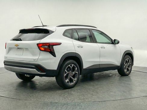 Used 2025 Chevrolet Trax LT w/ LT Convenience Package image 9