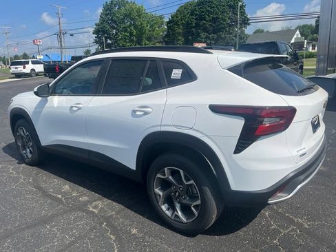 New 2026 Chevrolet Trax LT w/ LT Convenience Package FWD image 3