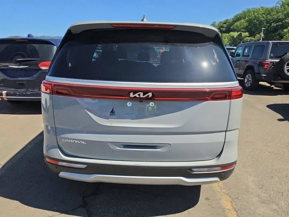 Used 2024 Kia Carnival EX FWD image 5