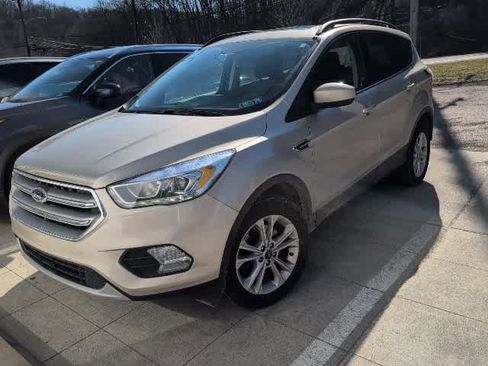 Used 2017 Ford Escape SE w/ Equipment Group 201A image 1