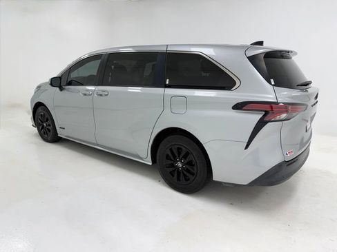 Used 2021 Toyota Sienna LE FWD image 37