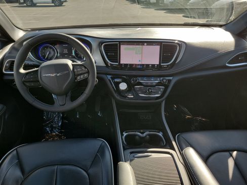 Used 2025 Chrysler Pacifica Limited image 25