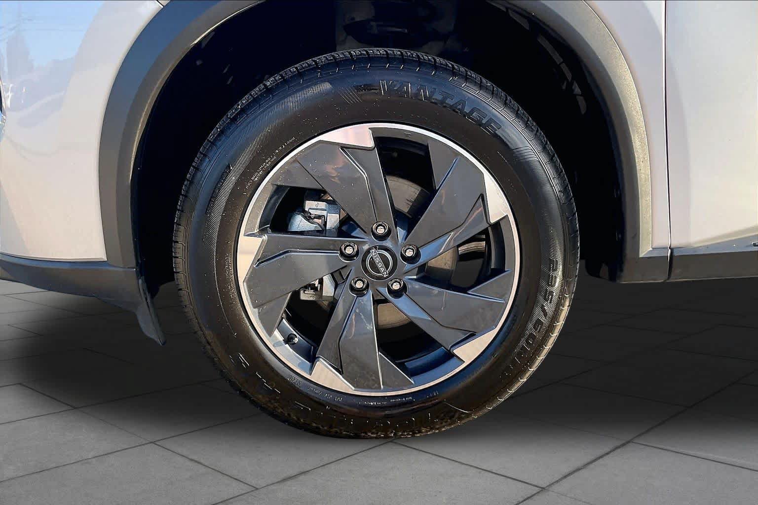 Used 2025 Nissan Rogue SV FWD image 11