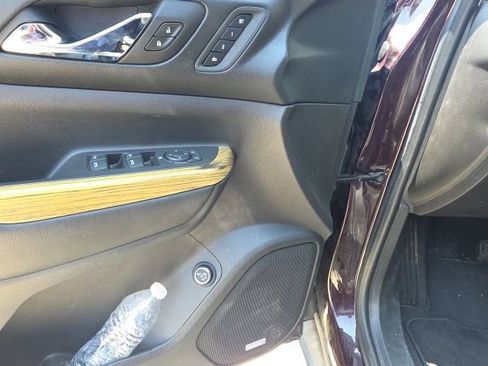 Used 2018 GMC Acadia Denali AWD/4WD image 7