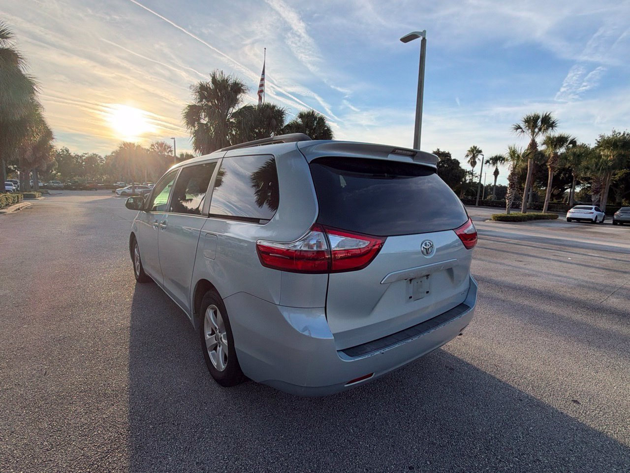 Used 2016 Toyota Sienna LE FWD image 3