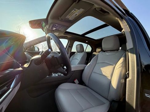 Used 2023 Cadillac XT4 Luxury w/ Cold Weather Package image 19