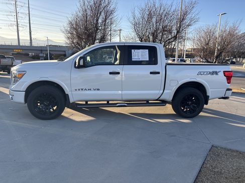 Used 2018 Nissan Titan PRO-4X w/ Pro-4x Convenience Package image 2