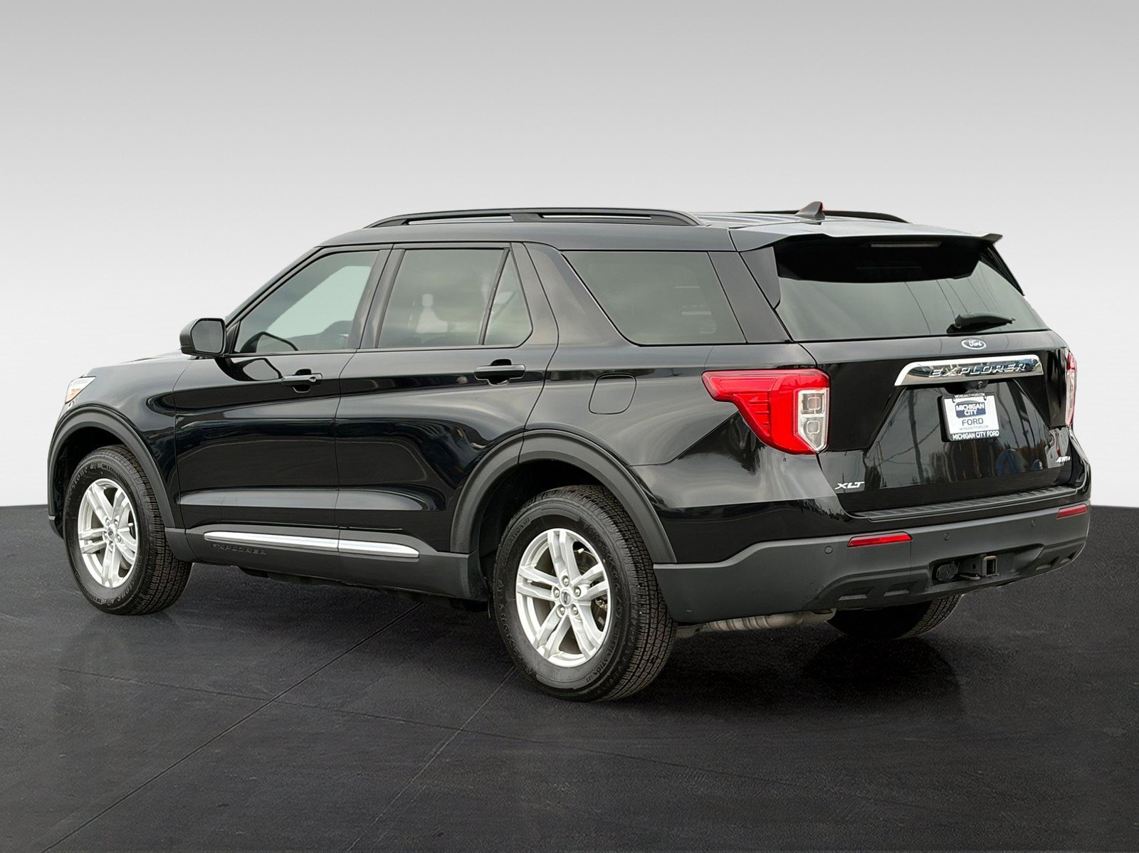 Used 2021 Ford Explorer XLT w/ Class III Trailer Tow Package AWD/4WD image 7